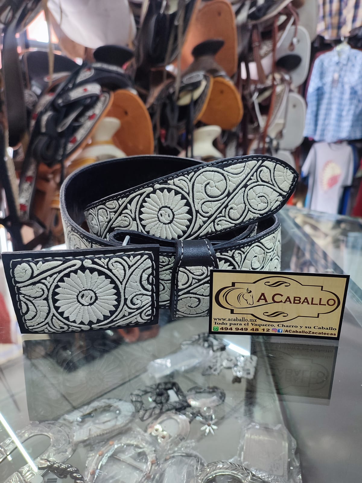 Cinto Piteado Extra Fino, Diseño Caracol en Vaqueta Negra.