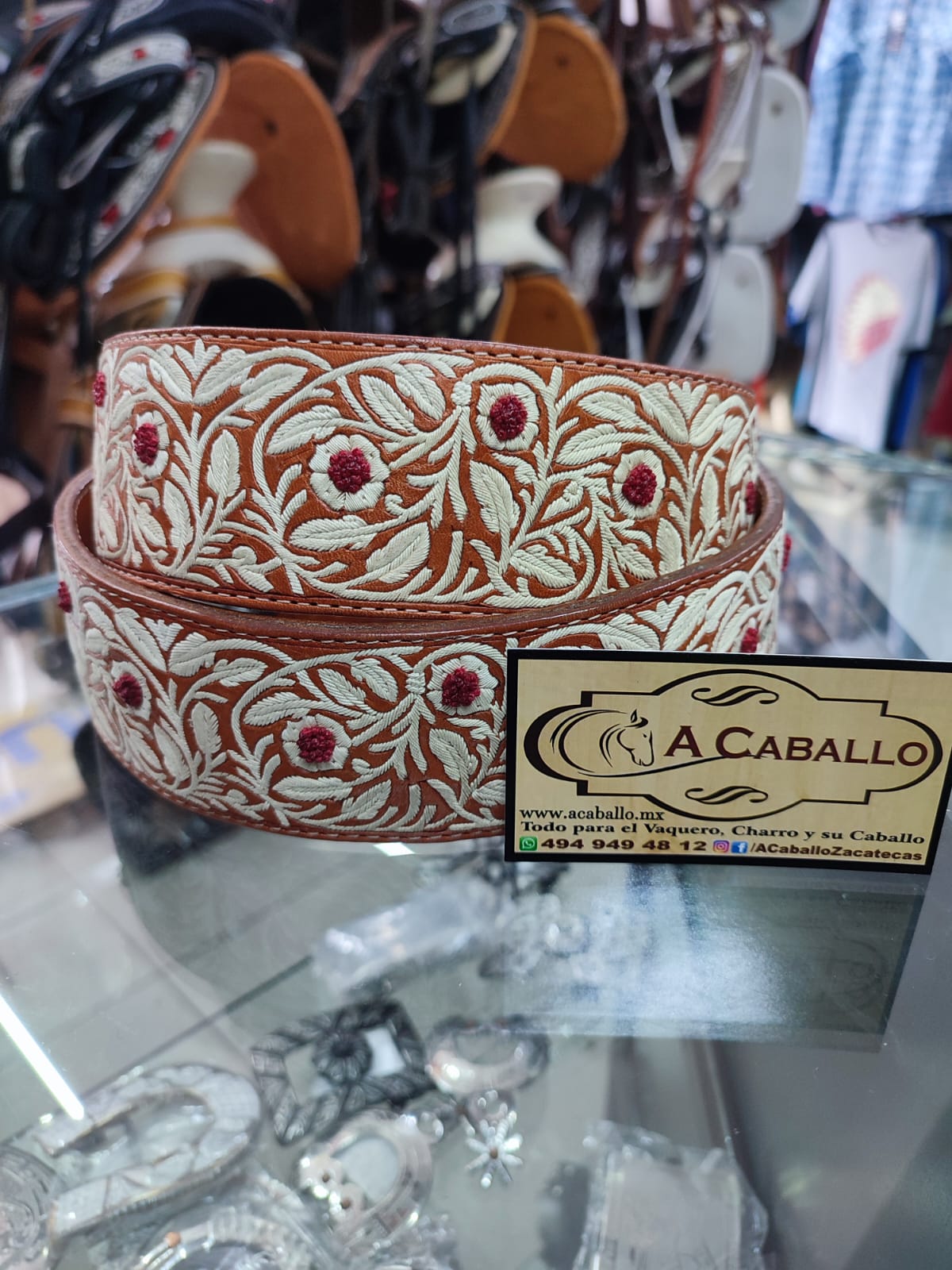 Cinto Piteado Extra Fino, Diseño Hoja de Parra en Vaqueta Color Miel
