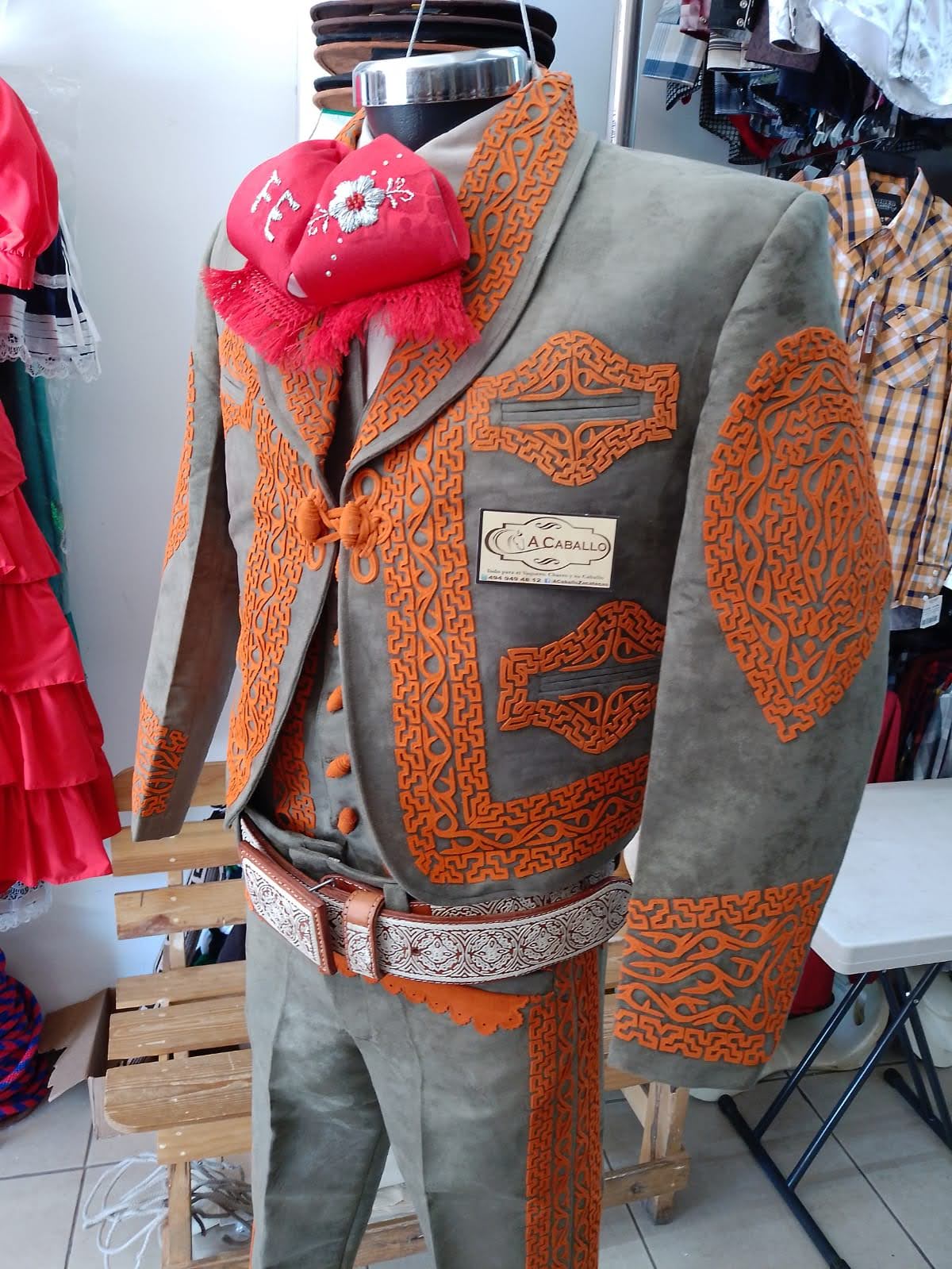 Traje Charro 3 Piezas, Pantalon, Chaleco y Chaquetilla en Gamuzina, Greca completa color Ladrillo.
