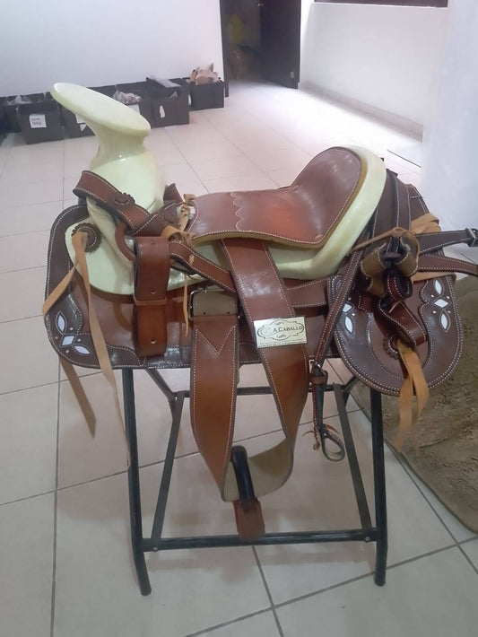 Montura Charra, Batos con Cantinas redondas.