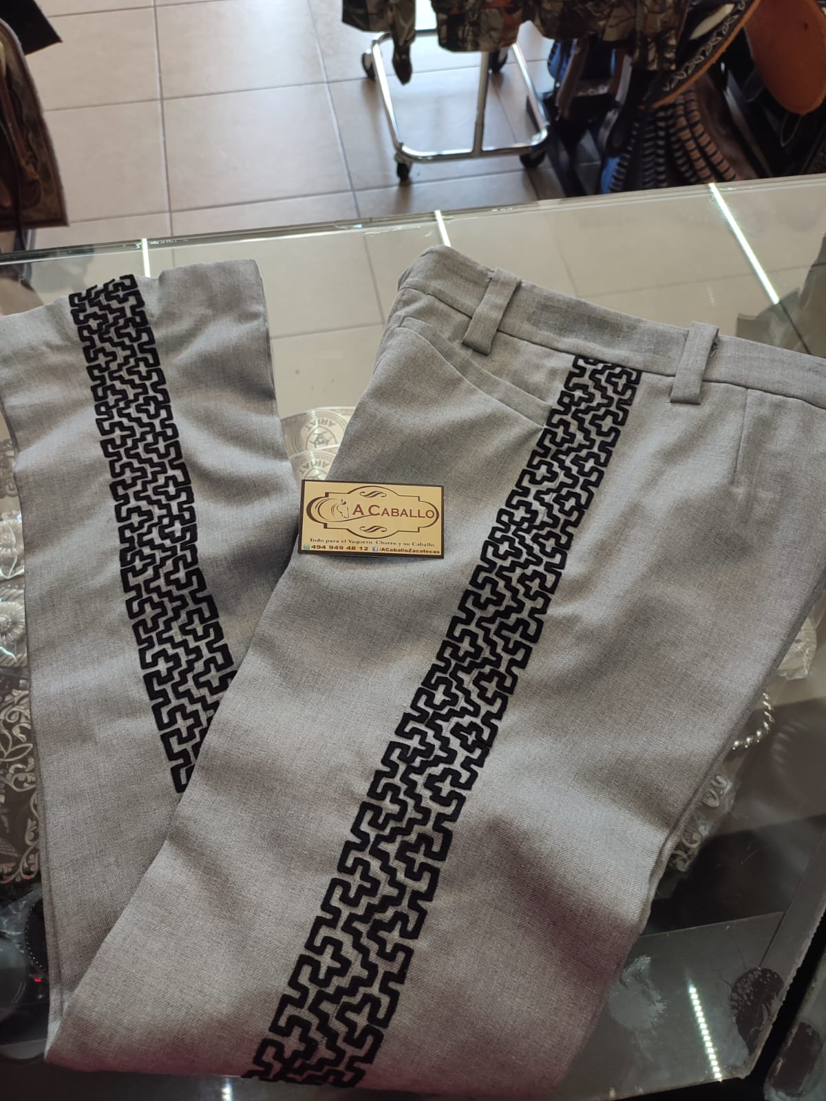 Pantalón Charro Greca de Gamuza Sencilla, Color Negra