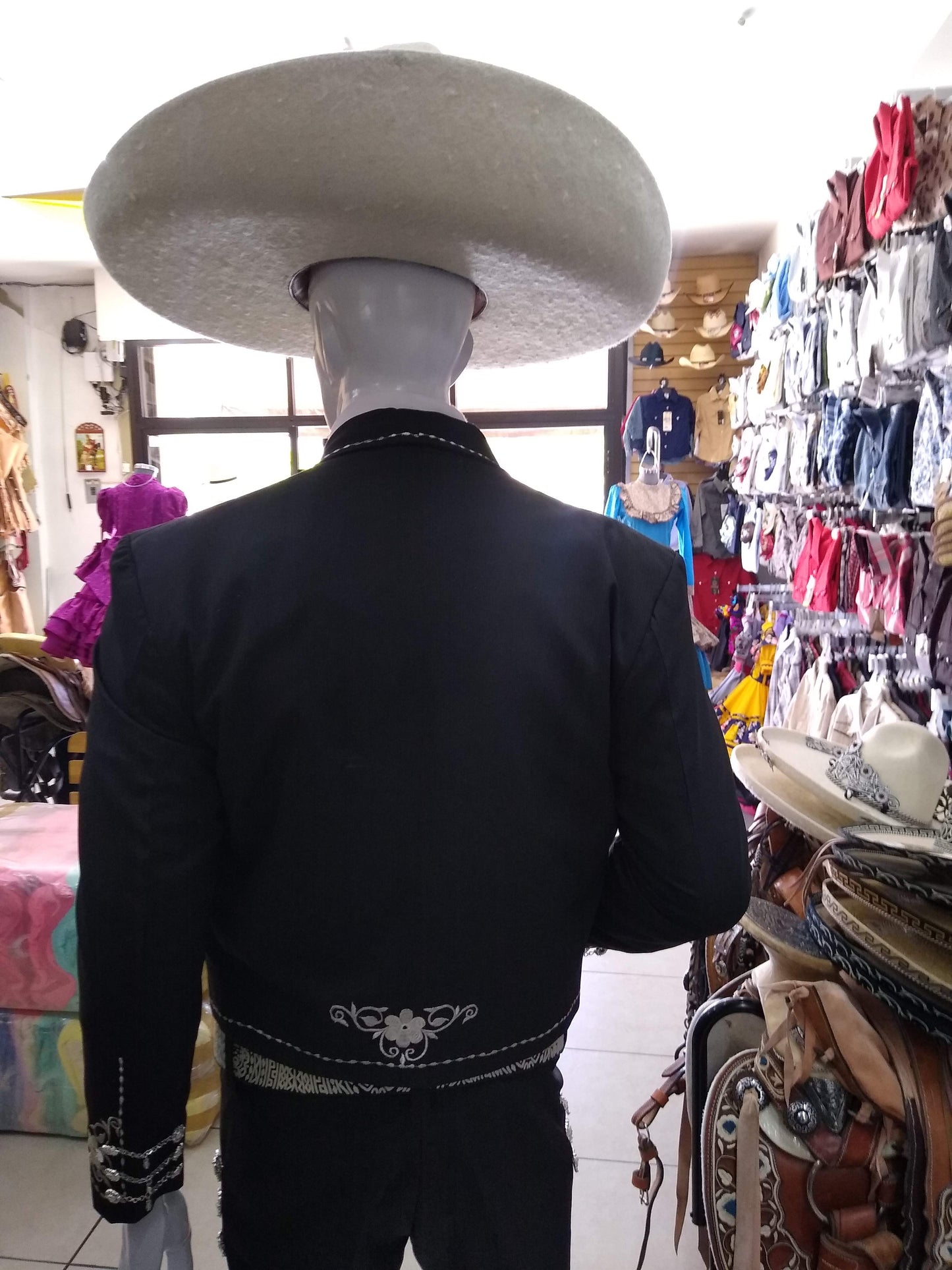 Traje Charro 3 Piezas, Pantalon, Chaleco y Chaquetilla bordado en hilo metalico, Botonadura en Media Gala.