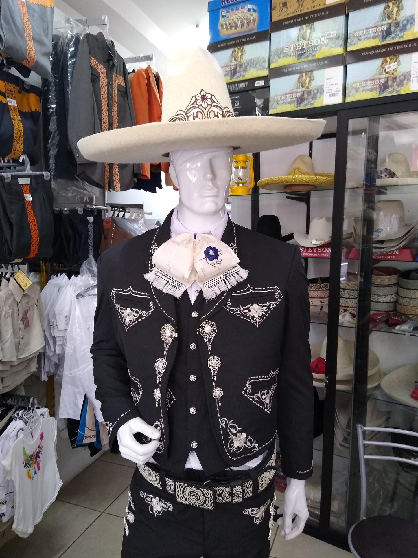 Traje Charro 3 Piezas, Pantalon, Chaleco y Chaquetilla bordado en hilo metalico, Botonadura en Media Gala.
