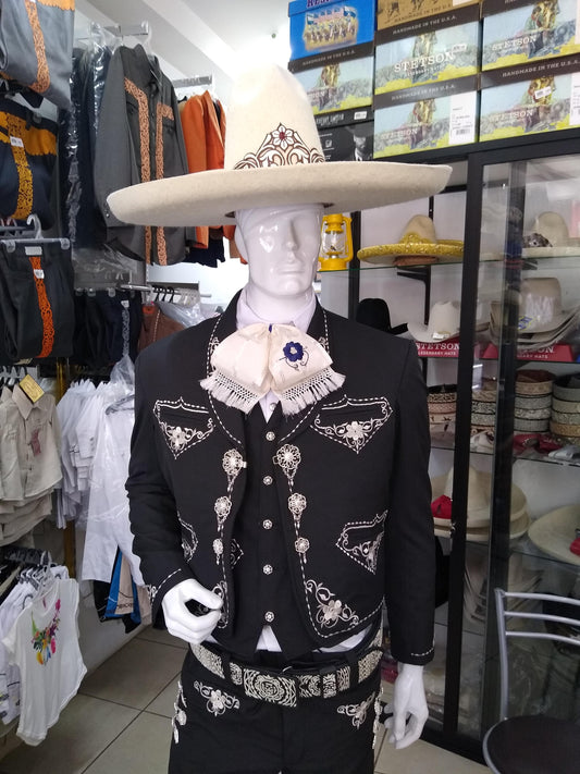 Traje Charro 3 Piezas, Pantalon, Chaleco y Chaquetilla bordado en hilo metalico, Botonadura en Media Gala.