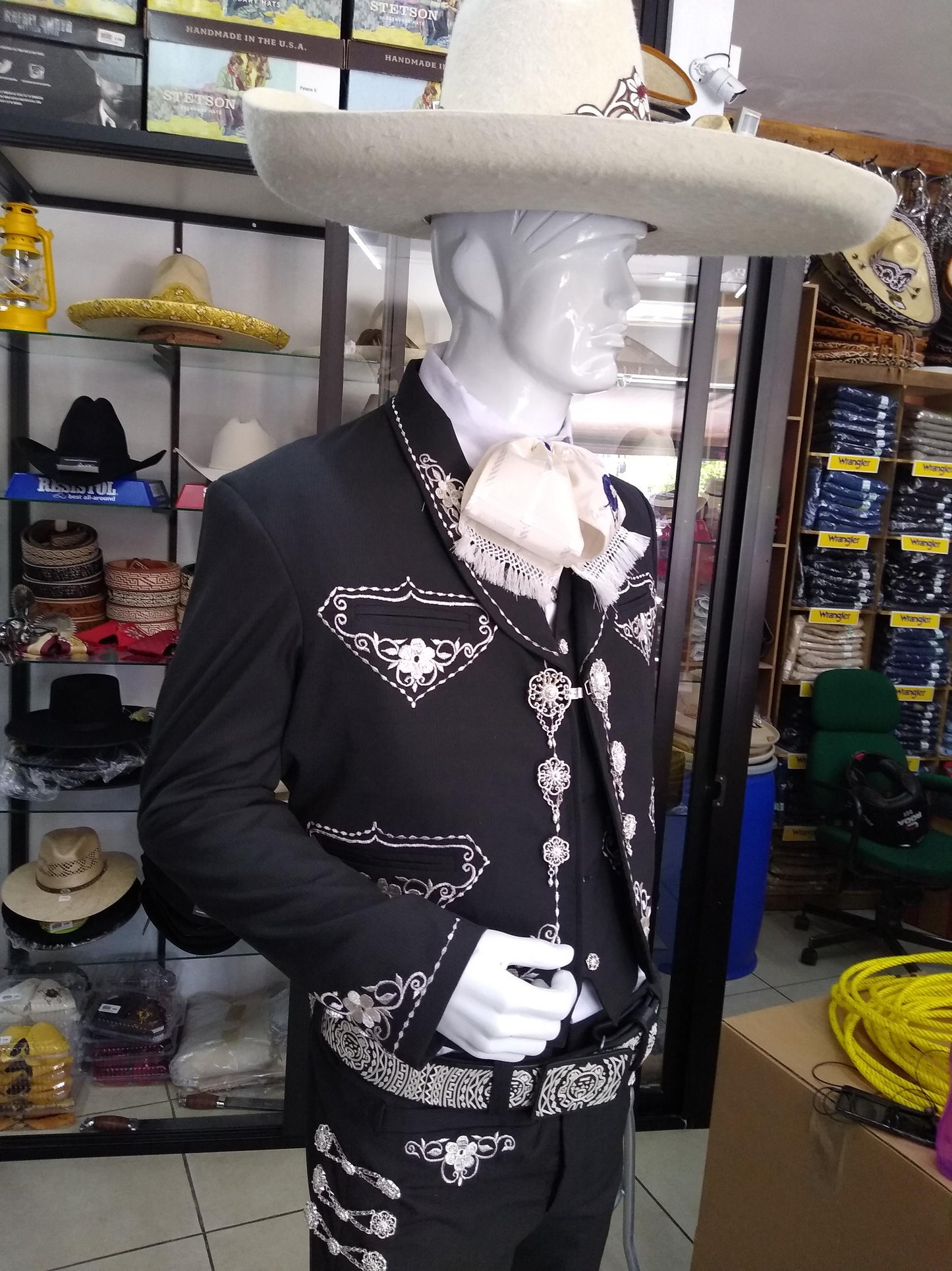 Traje Charro 3 Piezas, Pantalon, Chaleco y Chaquetilla bordado en hilo metalico, Botonadura en Media Gala.