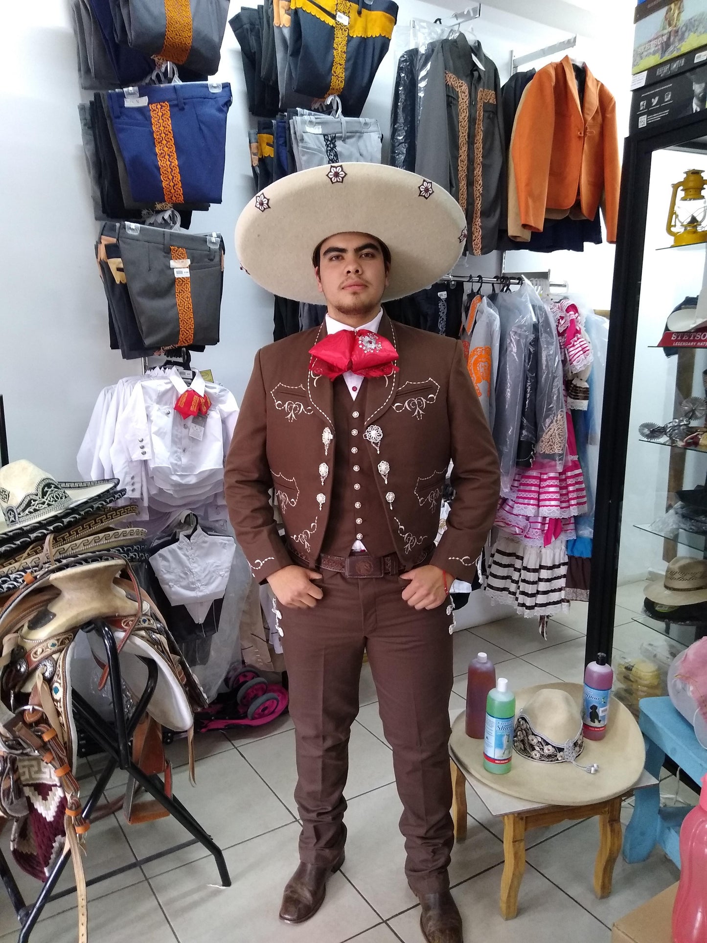 Traje Charro 3 Piezas, Pantalon, Chaleco y Chaquetilla, bordado en hilo metalico, Botonadura de Media Gala.