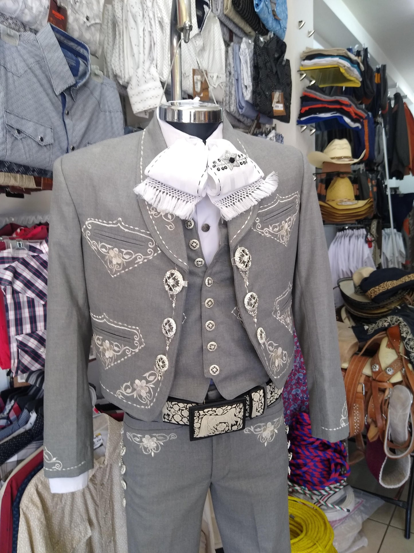 Traje Charro 3 Piezas, Bordado en Hilo Metalico, Media Gala.