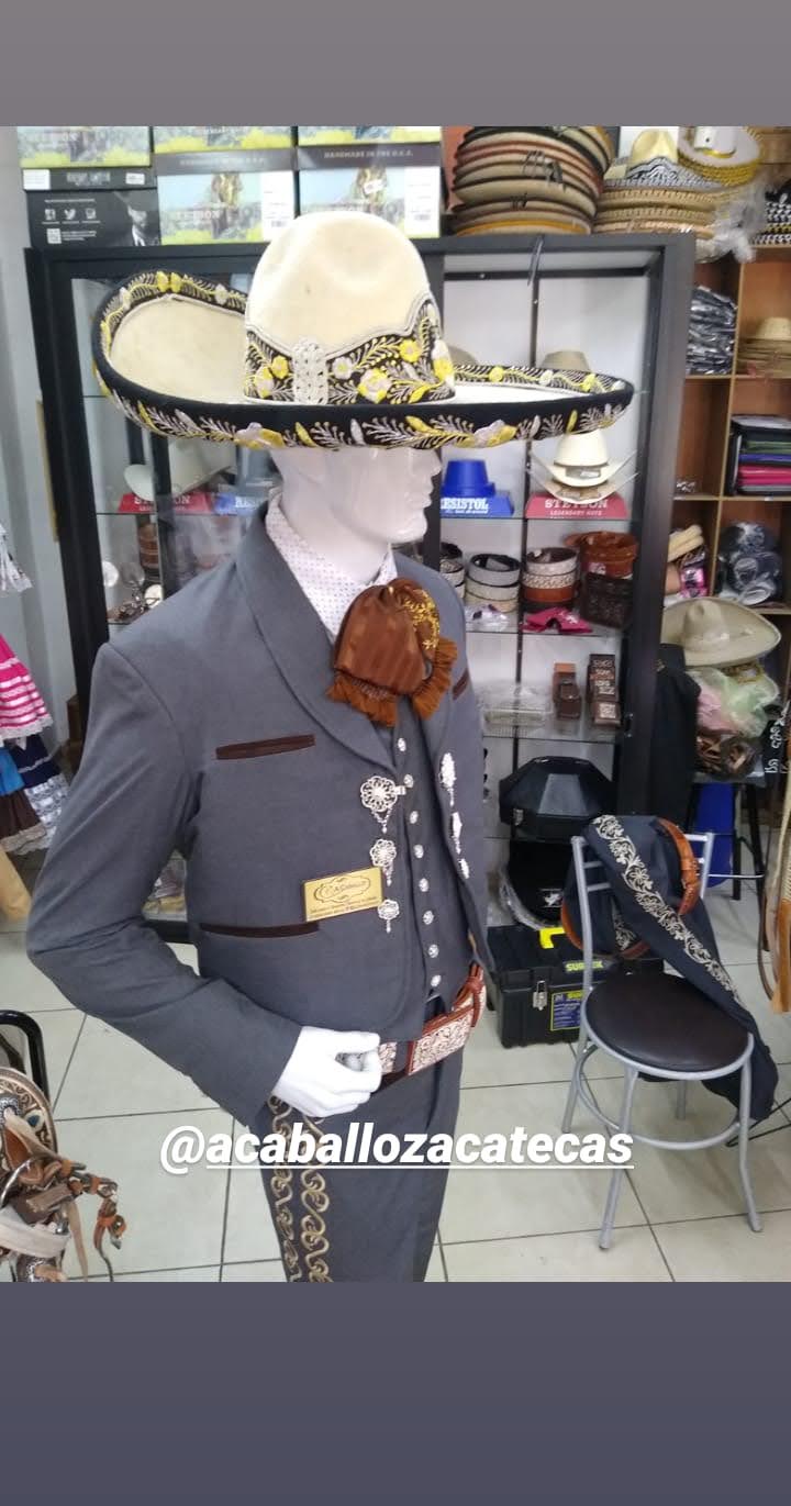Traje Charro 3 Piezas, Herraje en Chaquetilla, Pantalon Bordado en Hilo Metalico