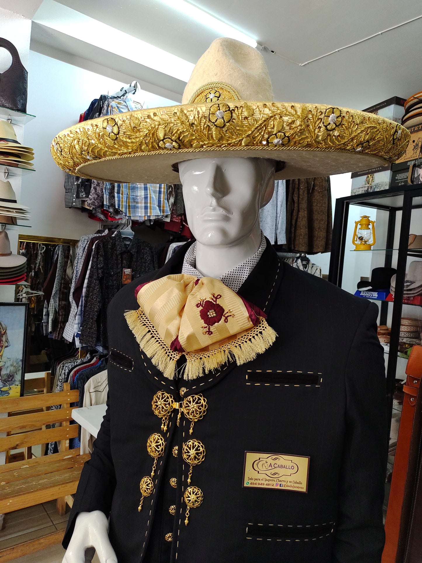 Traje Charro 3 Piezas, Con Prespunte a Mano en Chaquetilla, Gala Completa en color Oro.