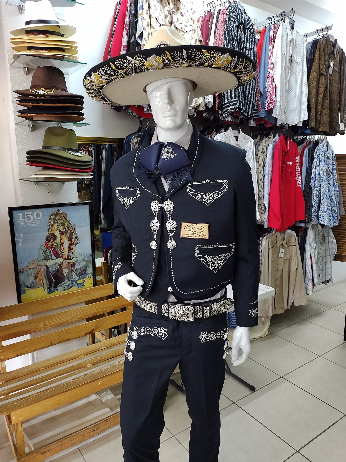 Traje Charro 3 Piezas, Pantalon, Chaleco y Chaquetilla bordado en hilo metalico, Botonadura en media Gala.