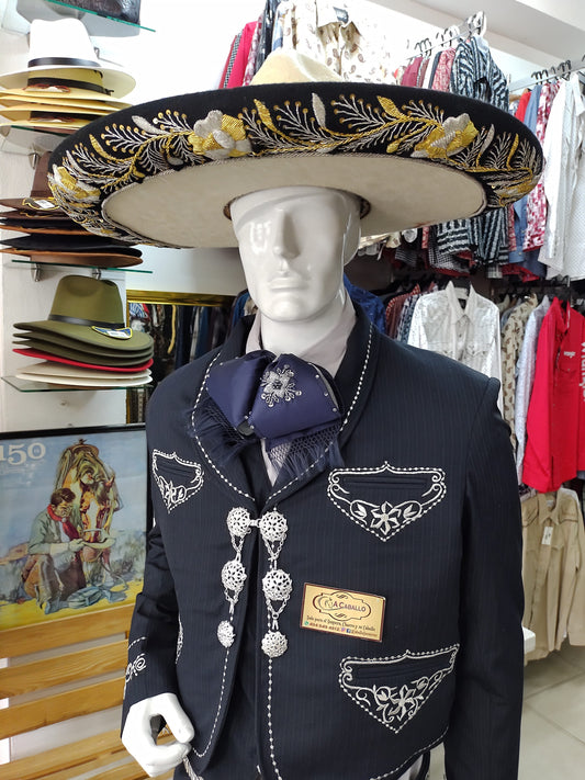 Traje Charro 3 Piezas, Pantalon, Chaleco y Chaquetilla bordado en hilo metalico, Botonadura en media Gala.