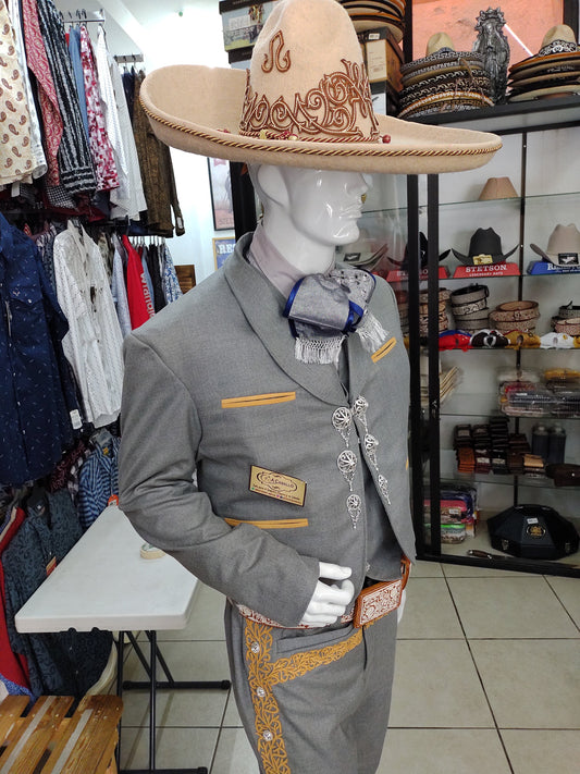 Traje Charro 3 Piezas, Greca sencilla, Vivos en gamuza en Chaquetilla y Chaleco, Botones en Pantalon y Chaquetilla