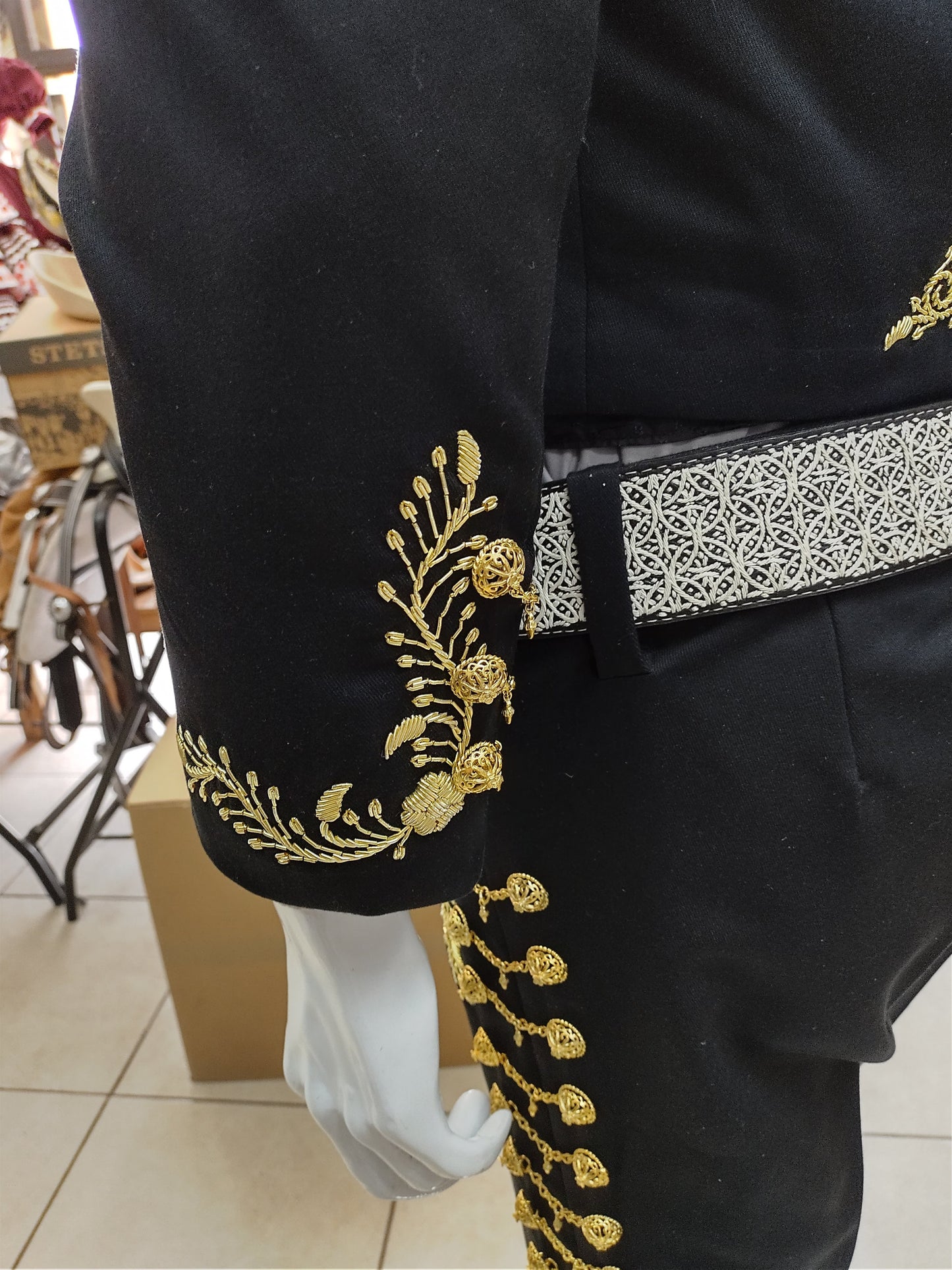 Traje Charro 3 Piezas, Bordado en Canutillo, Gala Completa en color Oro.