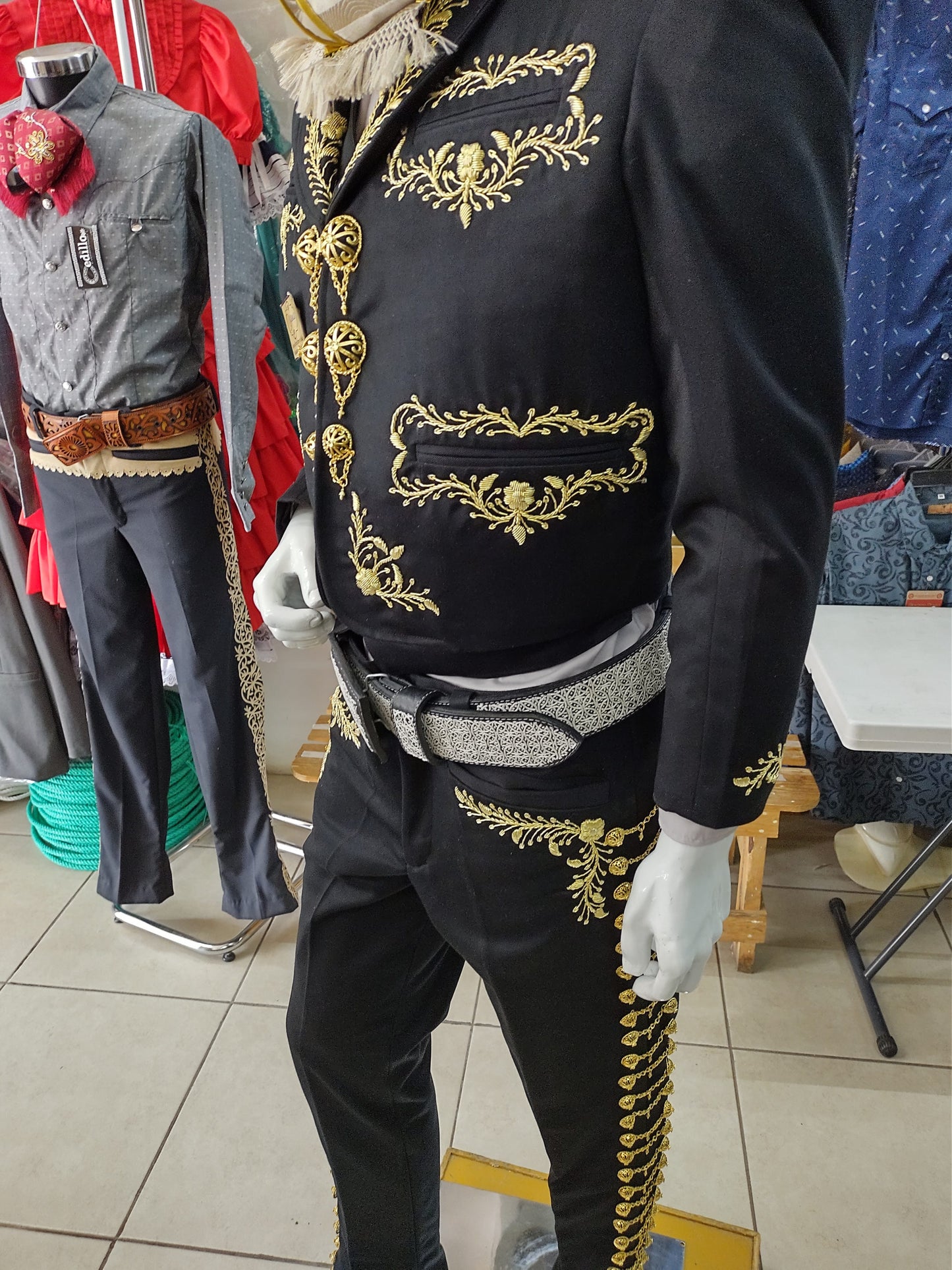 Traje Charro 3 Piezas, Bordado en Canutillo, Gala Completa en color Oro.