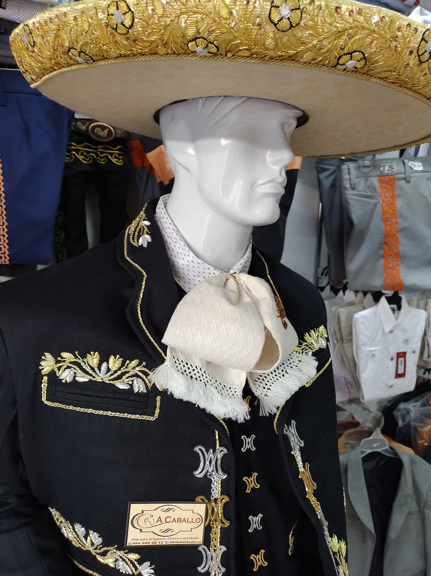 Traje Charro 3 Piezas, Bordado en Canutillo en Oro y Plata, Gala Completa.