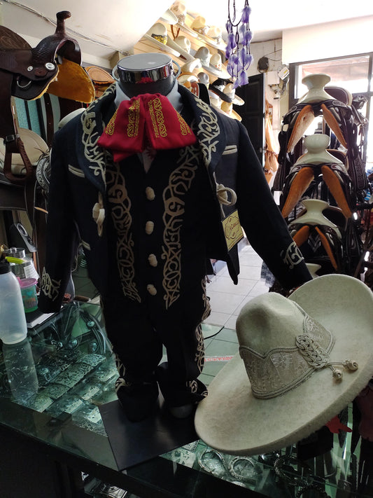 Traje Charro 3 Piezas en Gamuzina, con Greca Sencilla en Gamuza