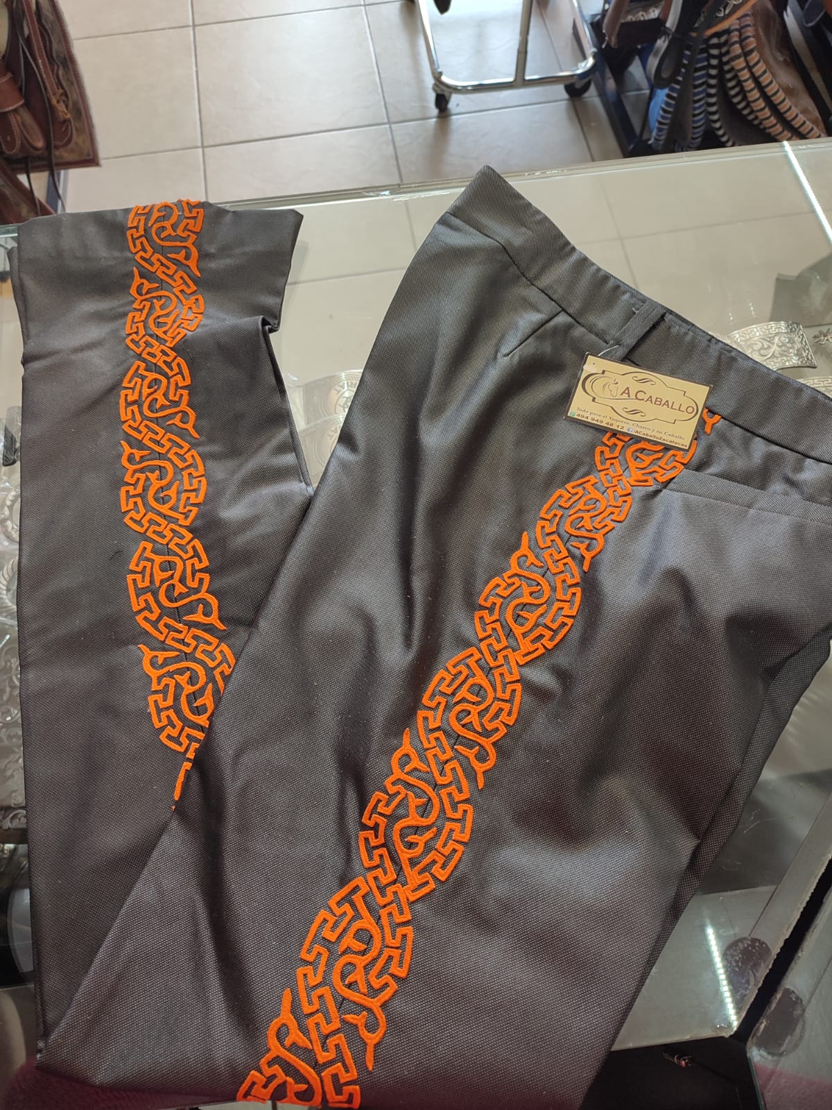 Pantalón Charro Greca de Gamuza Sencilla Color Ladrillo.