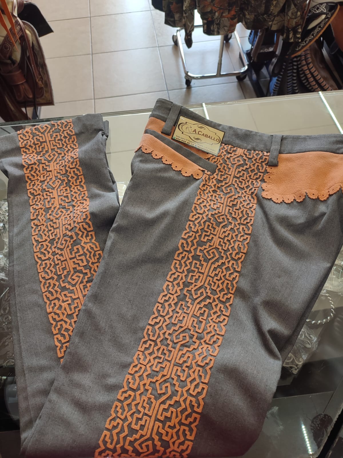 Pantalón Charro Greca Doble de Gamuza, Con Cuadrilera, Color Piñon.