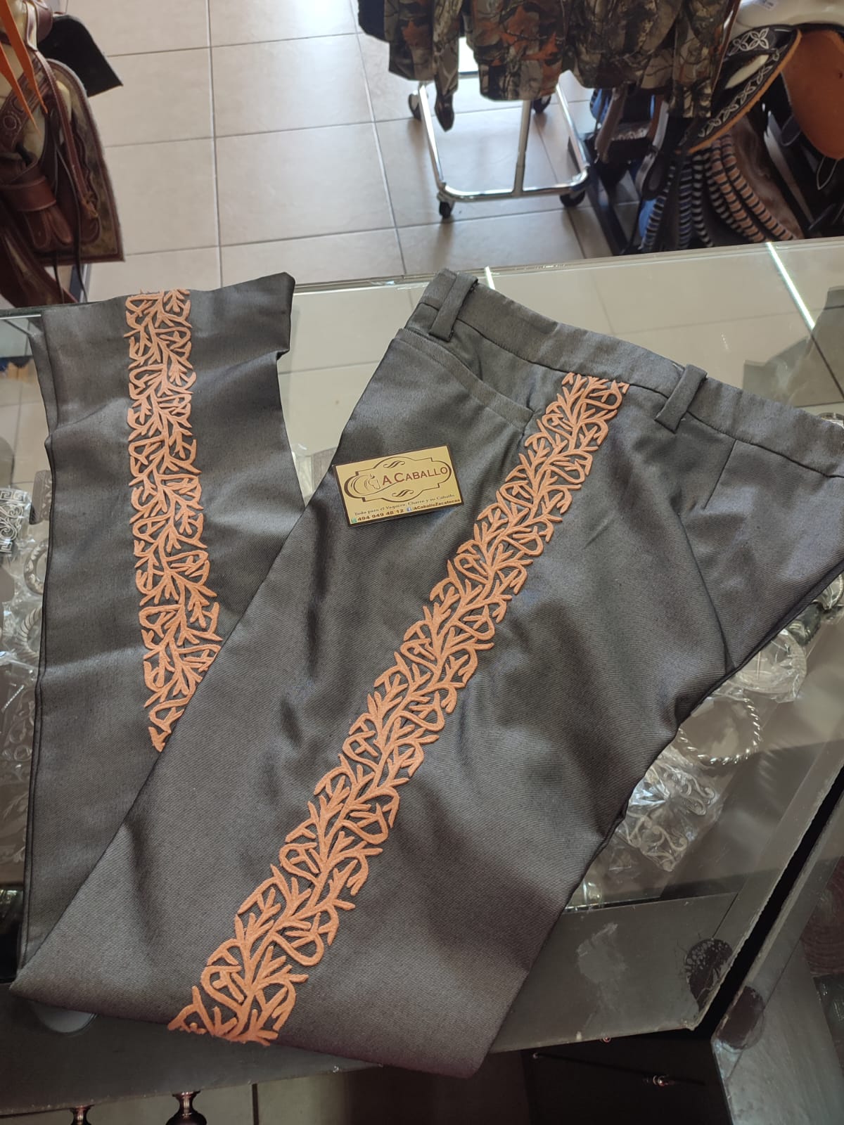 Pantalón Charro Greca de Gamuza Sencilla Color Piñon
