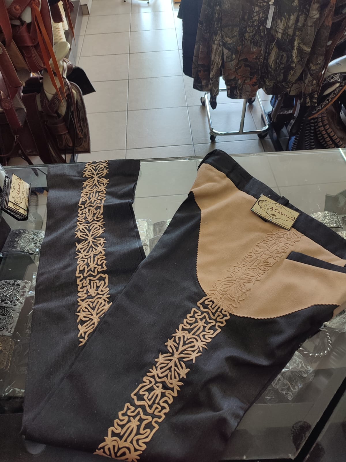 Pantalón Charro Greca de Gamuza Sencilla y Cuadrilera Color Piñon